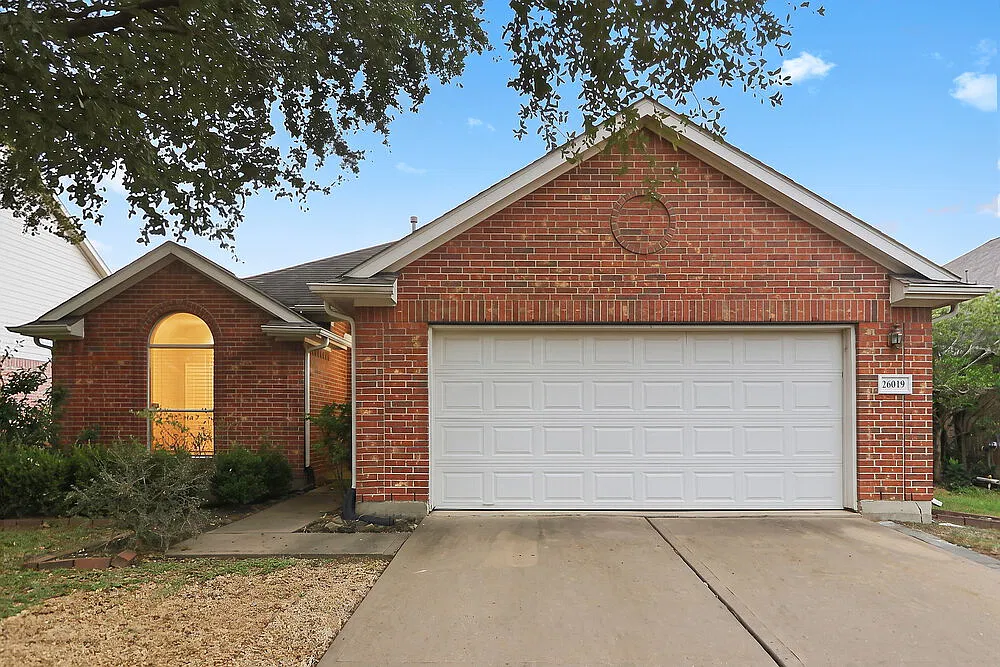 3 bed, 2.0 bath, 2118 sqft, $2,335 — Photo 1