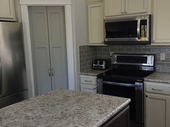 3rd image of 2287 Hillcrest Dr