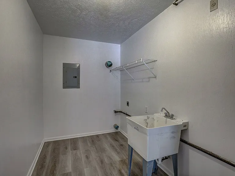 4489 Ammon Ave — Photo 15