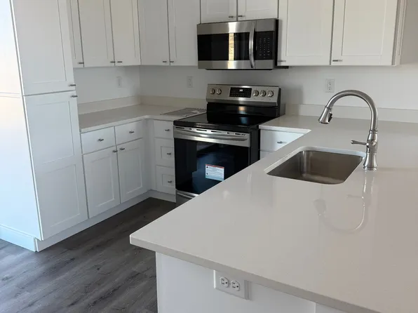 1334 E Lone Rock View Dr, Big Water, UT 84741