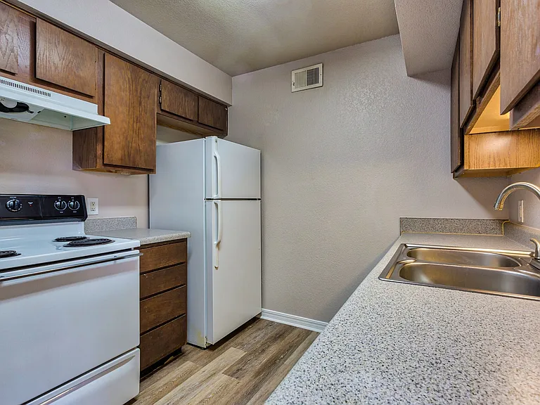 Autumn Brooke Apartments — Photo 38
