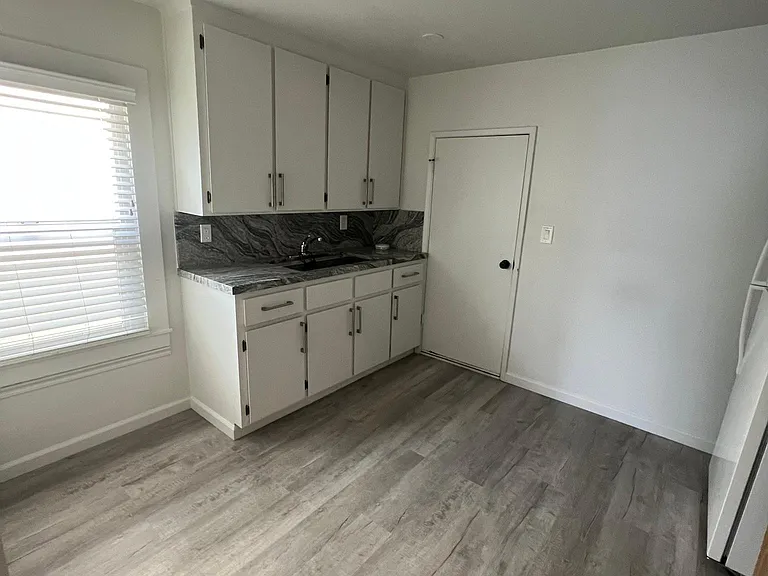 212 Hawkins St — Photo 2