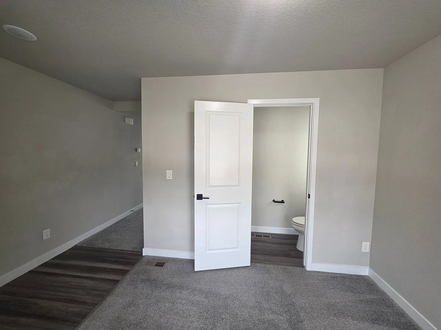 Spacious 4-Bedroom Home with Modern Finishes in Lorson Ranch — Photo 4