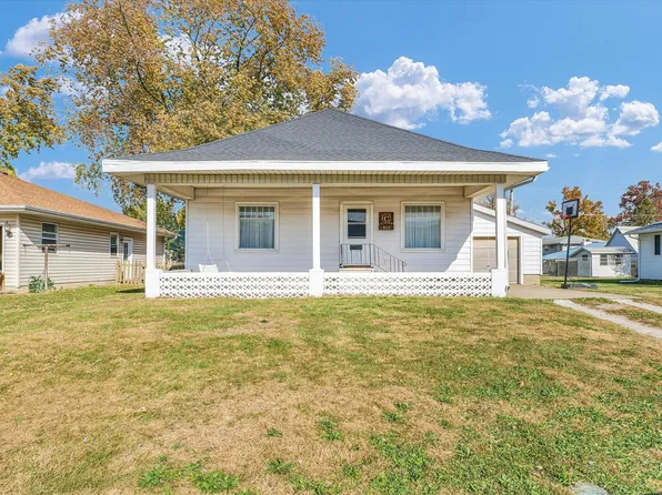 802 Beecher Dr, Tuscola, IL 61953