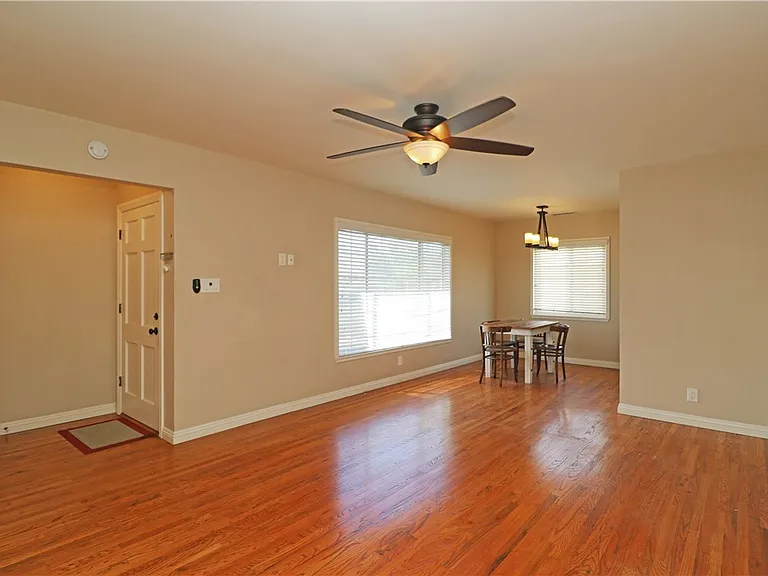 412 Catalpa Ave — Photo 3