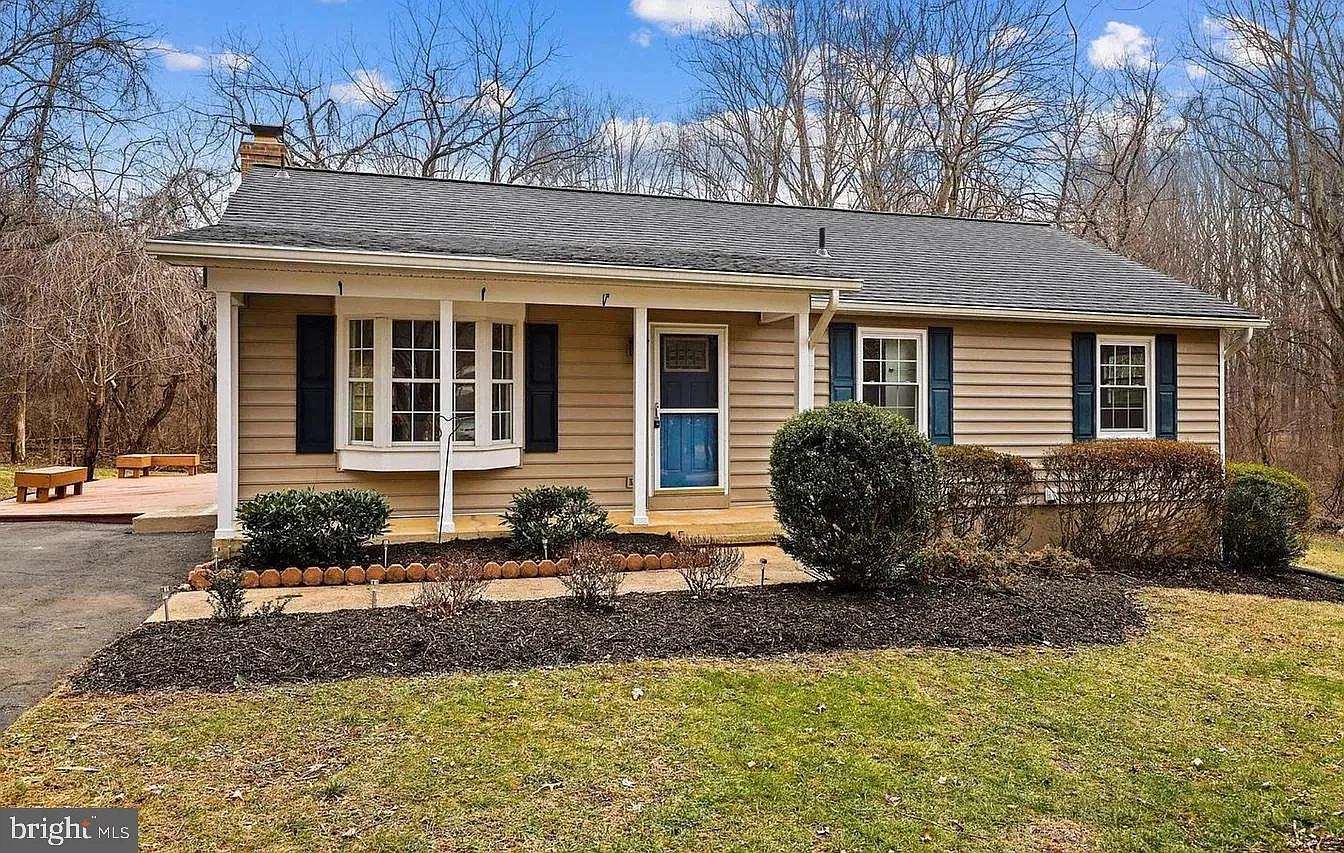 4 bed, 3.0 bath, 1812 sqft, $3,400 — Photo 2