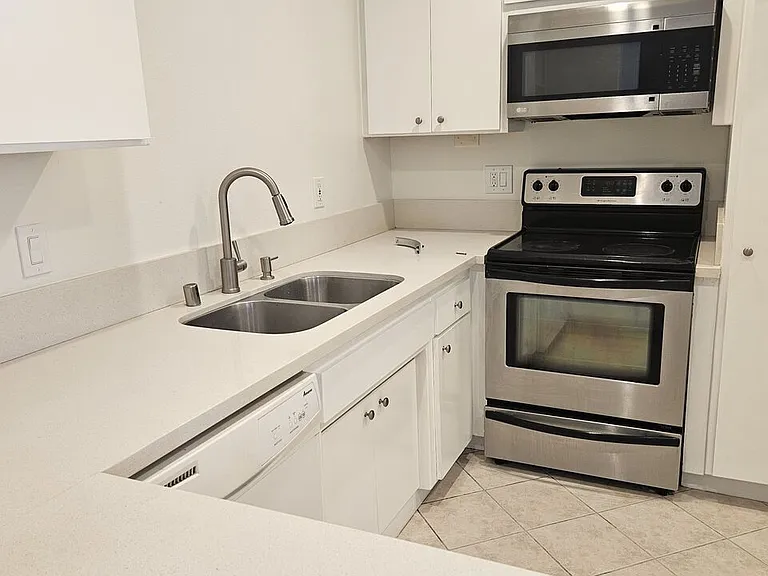 827 2nd St #303 — Photo 4