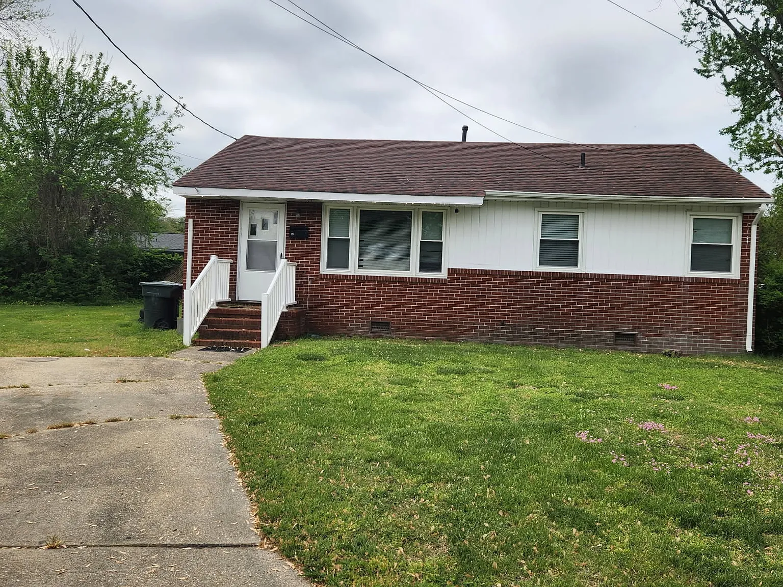 3 bed, 1005 sqft, $1,900 — Photo 1