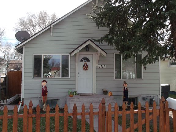 Front view w/ picket fence