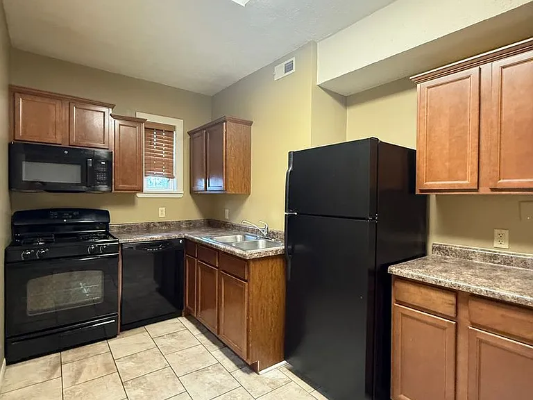554 S 26th Ave — Photo 3