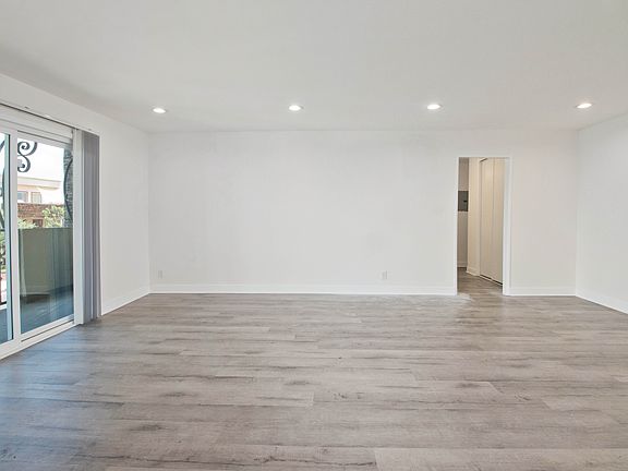 5th image of 5415 Newcastle Ave #14