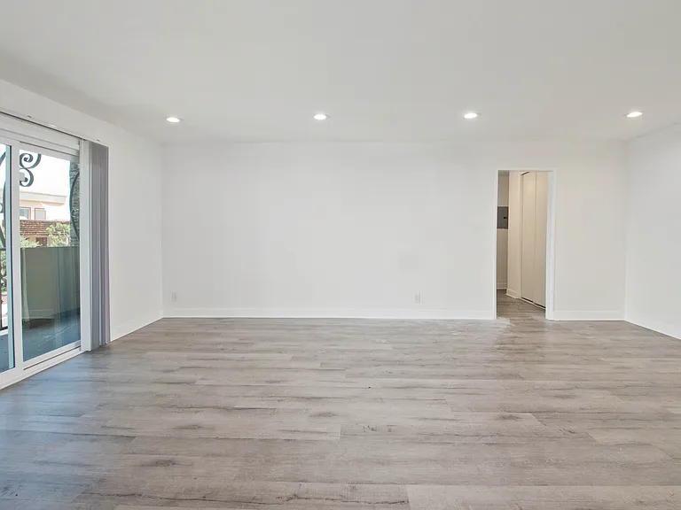 5415 Newcastle Ave — Photo 5