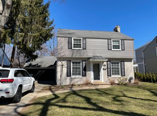 1094 Roslyn Rd, Grosse Pointe Woods, MI 48236