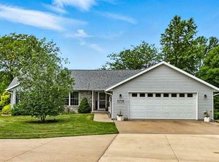 5709 Oak Crest Hill Rd SE, Riverside, IA 52327