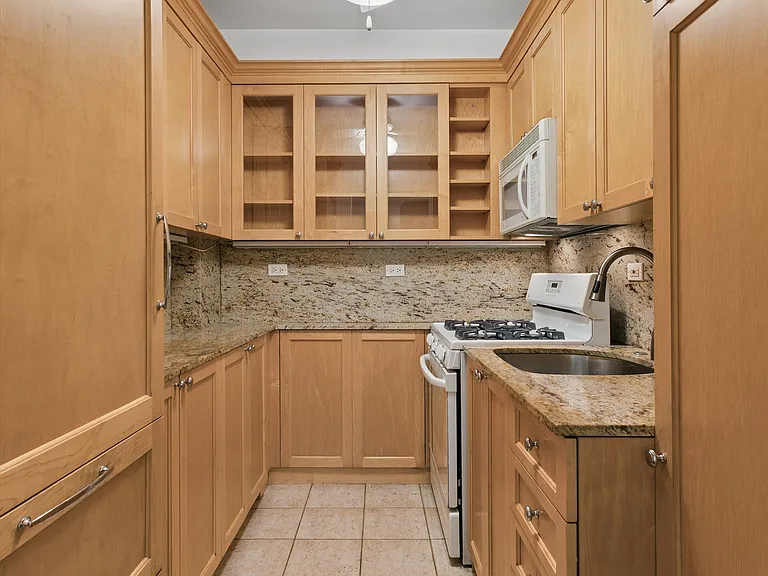 225 E 46th St #4D — Photo 5