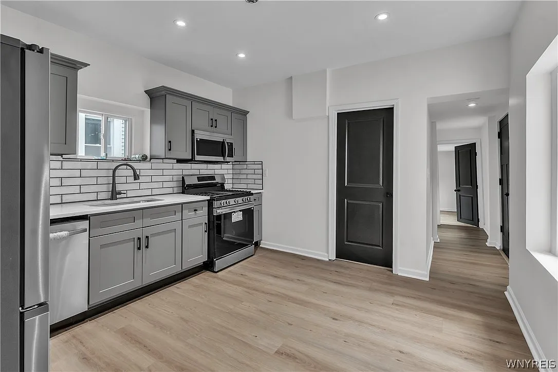 4 bed, 1.5 bath, 2506 sqft, $2,200 — Photo 4