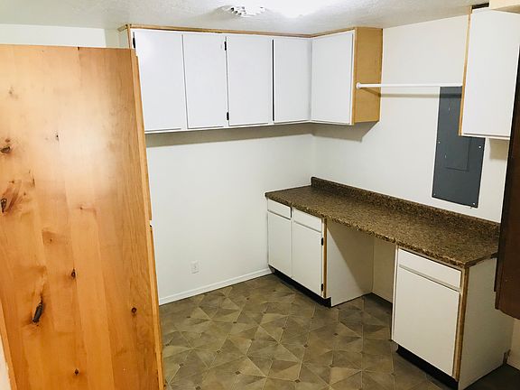 3rd image of 1425 Mountain View Dr