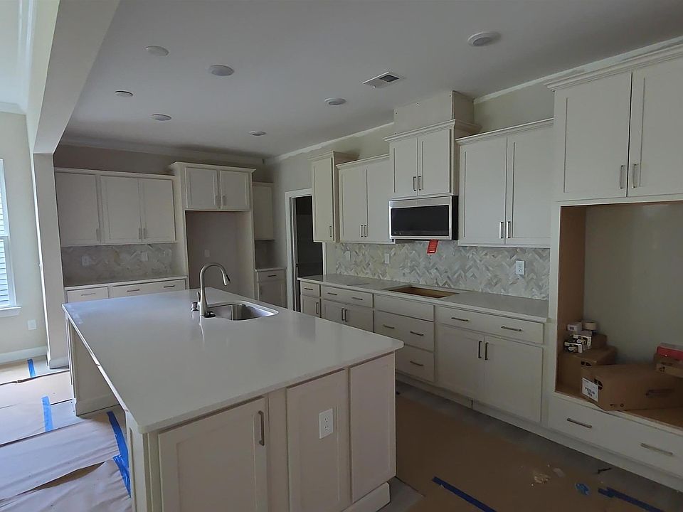 2nd image of 1526 Breakwater Dr.