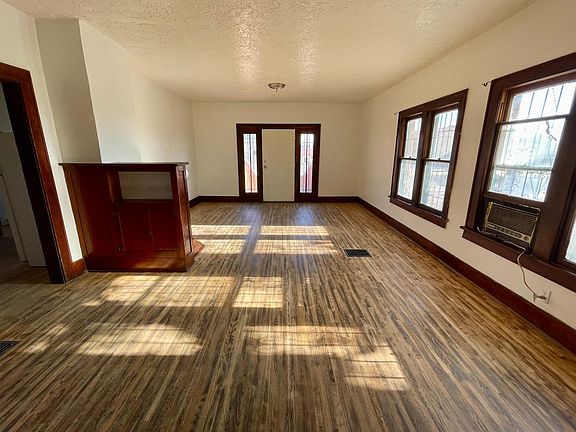 Living space w/built ins.