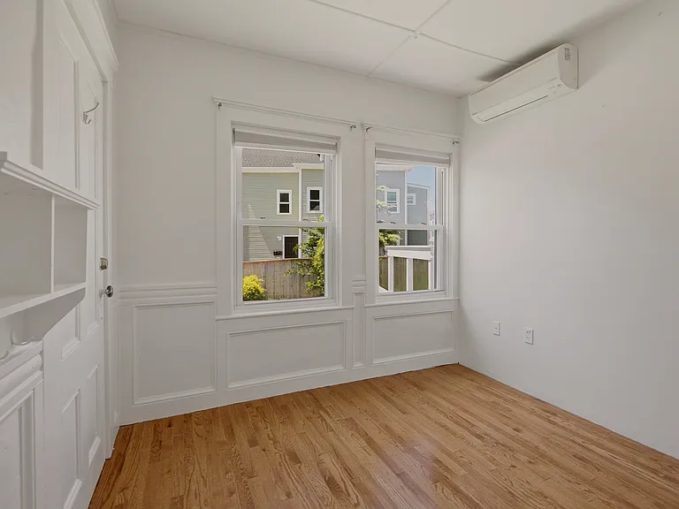 21 Clinton Ave — Photo 10