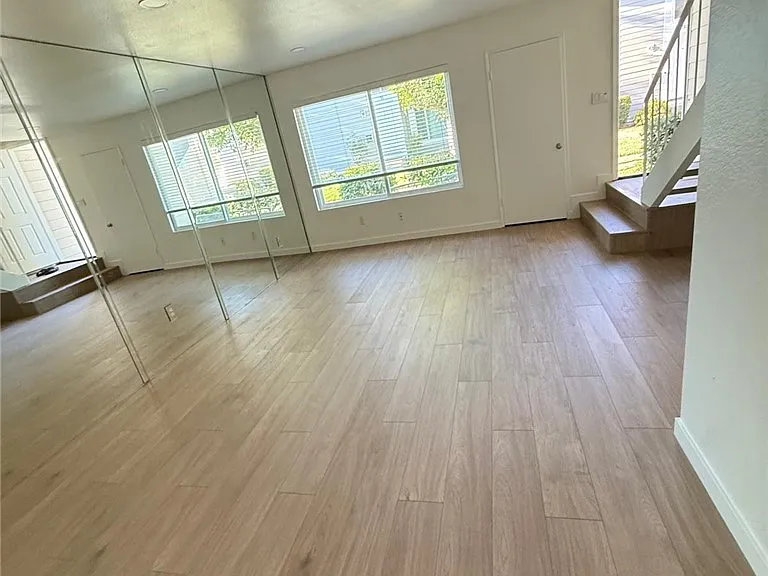 43 Golden Glen St — Photo 2