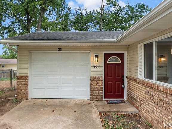 3rd image of 906 Glencoe Dr