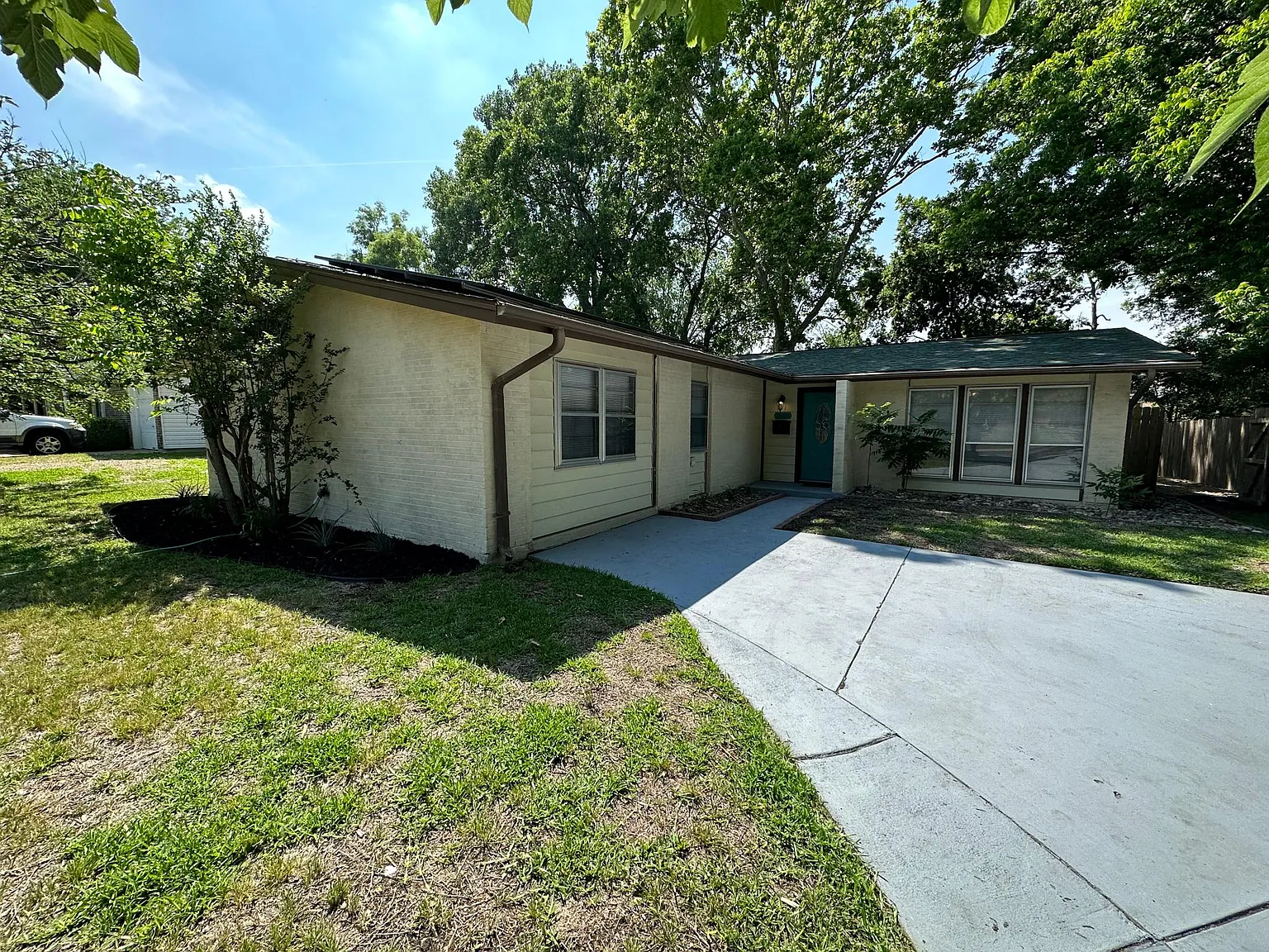 5 bed, 2090 sqft, $2,000 — Photo 3