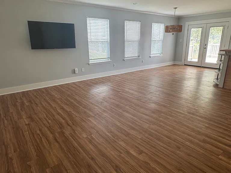 Dining area adjacent to kitchen/family room