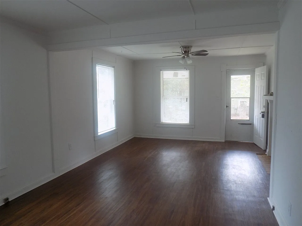 3 bed, 1.0 bath, 1002 sqft, $1,350 — Photo 3