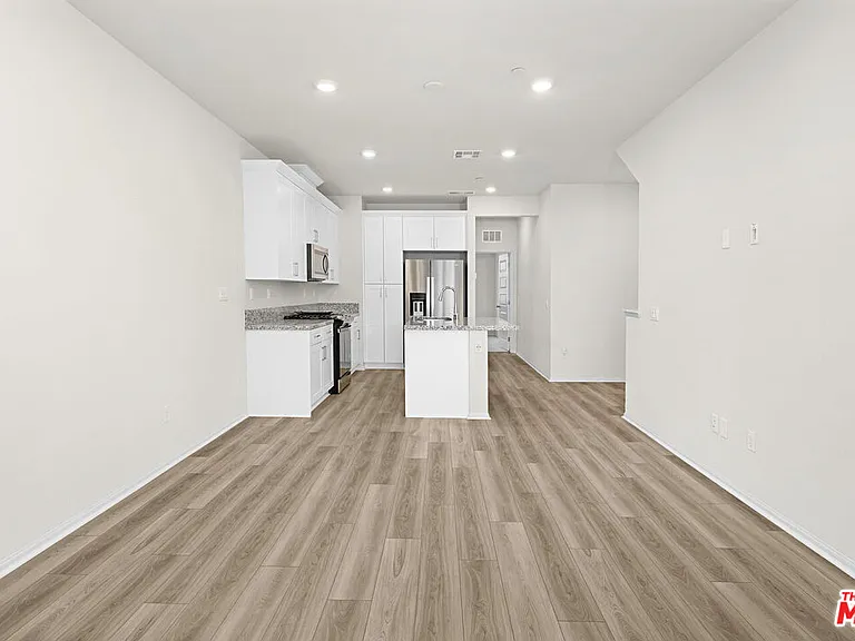 220 Lockhart Way — Photo 9