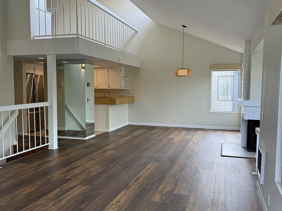 Large Living/Dining Room off Kitchen
