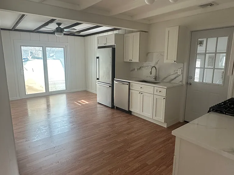 128 Royal Ave — Photo 2