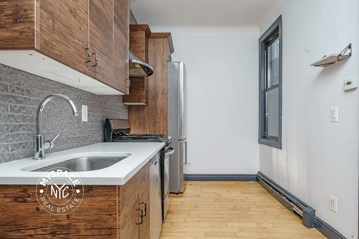 Building Photo - 750 Onderdonk Ave #2B