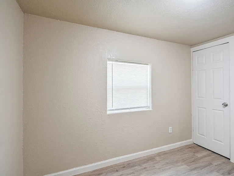 1000 Qualia Dr — Photo 13