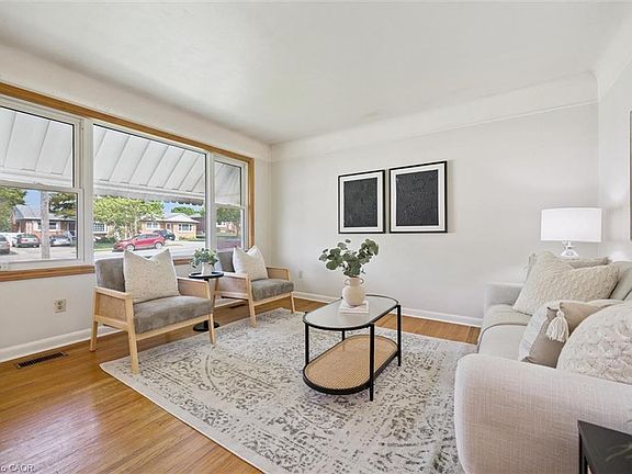 5th image of 441 Highland Rd E