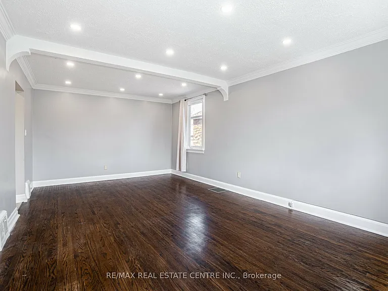 102 Wilson Rd S #UPPER LEVEL — Photo 6
