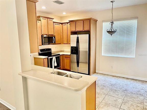 Kitchen w counter & breakfast nook