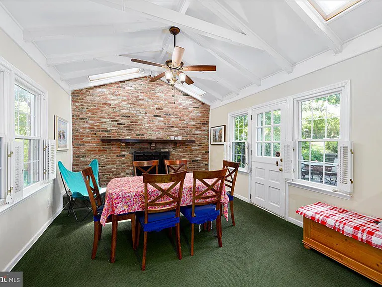 4 Sussex Ct — Photo 10