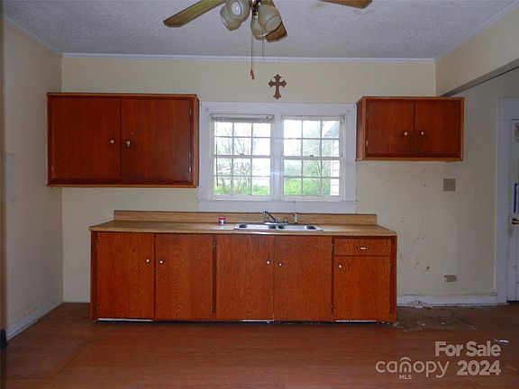 5th image of 3027 Fair Oaks Dr