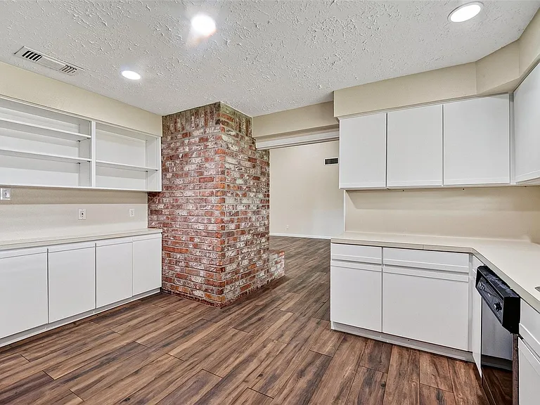 711 Leicester Ln — Photo 14