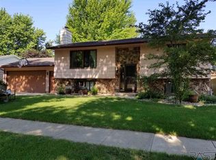 5704 W Pebble Creek Rd, Sioux Falls, SD 57106