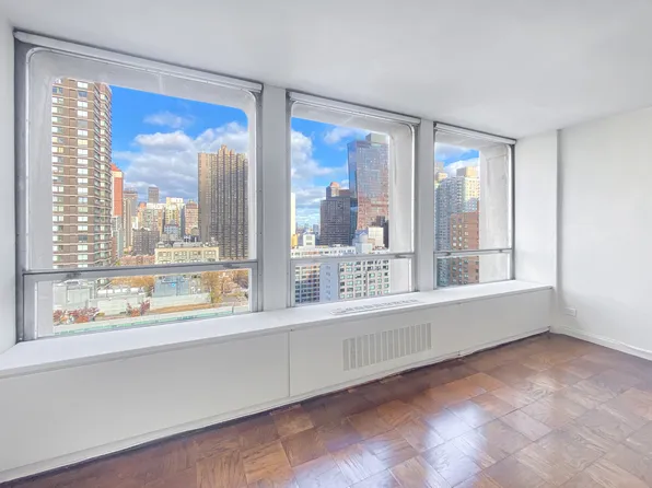 300 East 33rd Street image 2 of 14