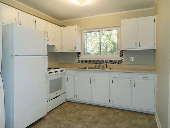 5th image of 108 Sue Ann Ct #C