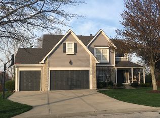 208 Lakeview Ct, Louisburg, KS 66053