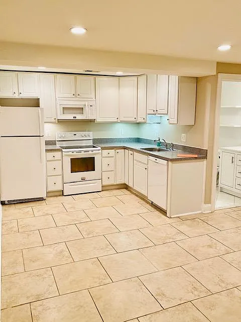kitchen - 1362 Taylor St NW #B
