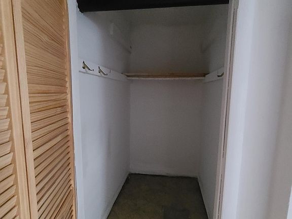 5th image of 829 W Montrose Ave