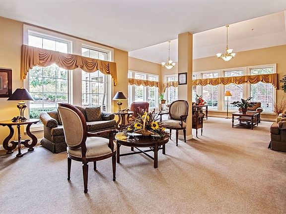 5th image of 605 Barrington Ave APT 262