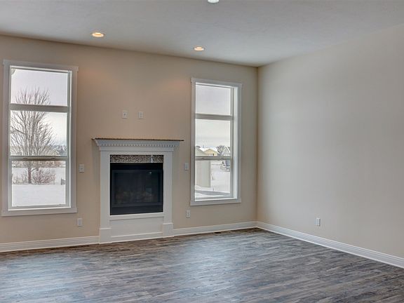 5th image of 2745 Claremont Dr