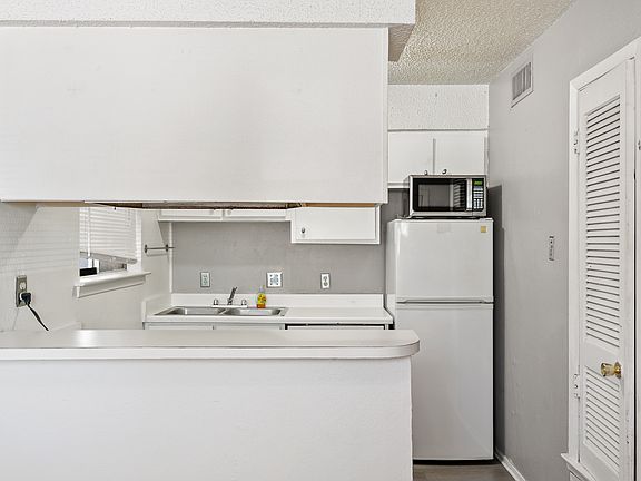 2nd image of 515 Krebs Ln APT 107