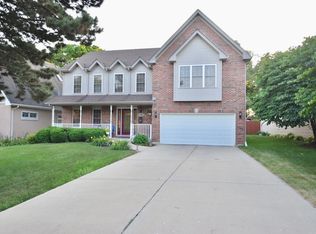 746 S Riverside Dr, Villa Park, IL 60181